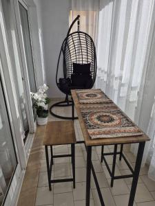 a table and a chair in a room at LandS in Caniço