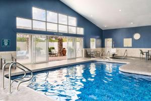 a large swimming pool in a hotel room at SpringHill Suites Prescott in Prescott