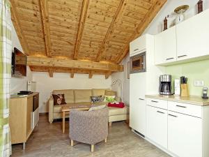 eine Küche und ein Wohnzimmer mit einem Tisch und einem Sofa in der Unterkunft Haus Thiele in Schönau am Königssee