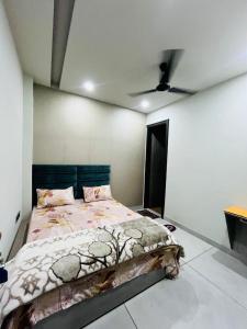 a bedroom with a bed and a ceiling fan at Hotel Dream Stay in Pānīpat