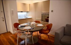 a dining room table and chairs in a kitchen at Brera Elegant in Milan