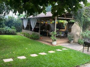 a garden with a house with a table and chairs at Casa De Montague in Noordheuwel