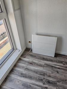 a room with a white cabinet next to a window at Logement Sierentz proche aéroport in Sierentz