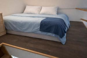 a large bed in a small room with a bed sqor at Logement Sierentz proche aéroport in Sierentz