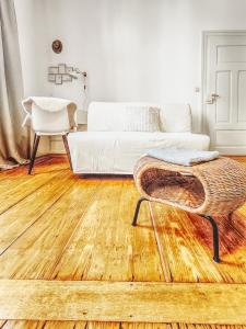 a living room with a bed and a rattan chair at Historisches Altstadt-Juwel - Ruhige Top-Lage in Uninähe in Heidelberg
