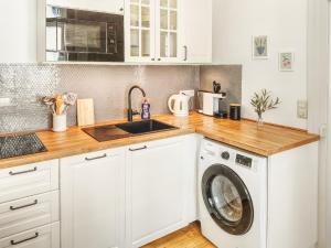 a kitchen with a washing machine and a sink at Historisches Altstadt-Juwel - Ruhige Top-Lage in Uninähe in Heidelberg