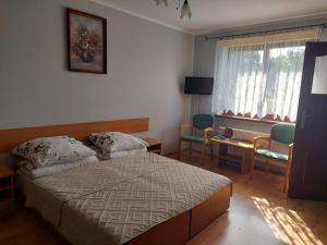 a bedroom with a bed and a table and chairs at Agroturystyka Zielony Ogród in Ścinawka Średnia