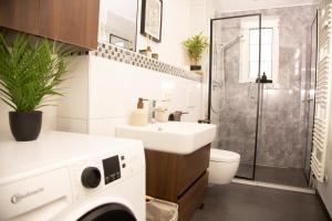 a bathroom with a sink and a toilet and a shower at Gemütliches Apartment mit Garten nahe Köln in Frechen