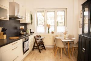 a kitchen with a table and chairs and a window at Gemütliches Apartment mit Garten nahe Köln in Frechen