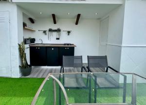 a living room with two chairs and a table at Mini Estudio Málaga in Málaga