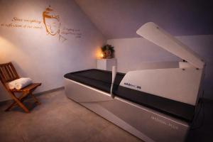 a room with a bed and a chair at Azur en Ardenne in Durbuy