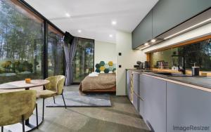 a kitchen and living room with a bed and a table at Luxury Resort Päikeseoru in Pedajamäe
