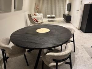 a black table and chairs in a living room at The Corner -FRANS in Beernem