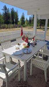a picnic table with two chairs on a porch at Fulufjellet nationalpark Lodge - Fulufjellets national parks - This is the place where Norway and Sweden meet in a large protected area in Ljørdalen