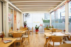 a restaurant with tables and chairs and a large window at Sunshine HOTEL in Mestre