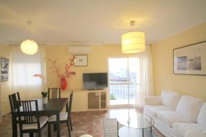 salon z białą kanapą i stołem w obiekcie Malaga Soho w Maladze