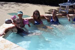 a group of girls in a swimming pool at ZEcamping 3 pataugeoire animations locatif TV BBQ 24m2 4 pers in La Souterraine
