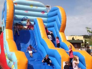 a group of children playing on a inflatable play structure at ZEcamping 3 pataugeoire animations locatif TV BBQ 24m2 4 pers in La Souterraine +19 photos