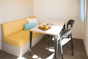 a room with a couch and a table and chairs at Camping 3 étoiles - Piscine - ccbfgbf in Collias
