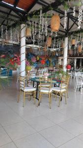 a dining room with a table and chairs at La Cabaña Paraíso Verde Suaita in Suaita
