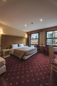 pokój hotelowy z łóżkiem i dużym oknem w obiekcie THE DOME - Panoramic Rooms w mieście Ferrara