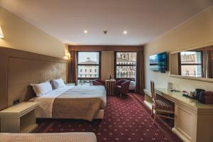 pokój hotelowy z łóżkiem i biurkiem w obiekcie THE DOME - Panoramic Rooms w mieście Ferrara
