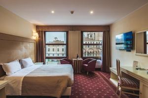 pokój hotelowy z łóżkiem i dużym oknem w obiekcie THE DOME - Panoramic Rooms w mieście Ferrara