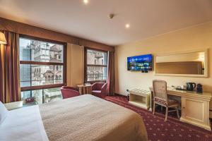 pokój hotelowy z łóżkiem, biurkiem i oknem w obiekcie THE DOME - Panoramic Rooms w mieście Ferrara