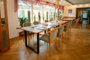 a dining room with a long table and chairs at Haus am Bach in Bad Wörishofen