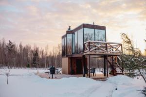 a building with glass windows in the snow at Luxury Resort Ehametsa in Vaibla