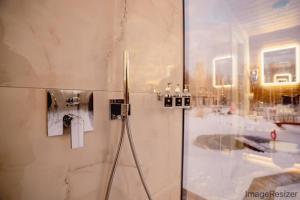 a room with a wall with a glass door at Luxury Resort Ehametsa in Vaibla