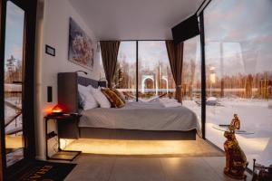 a bedroom with a large bed and a large window at Luxury Resort Ehametsa in Vaibla