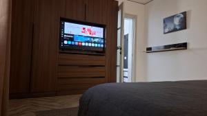 ein Schlafzimmer mit Bett und Flachbildfernseher in der Unterkunft Respiro Villas in Târgu Neamţ