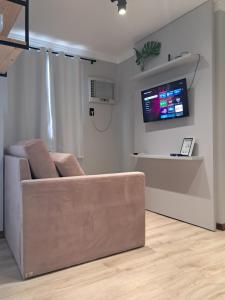 a living room with a couch and a flat screen tv at Apartamento completo e perfeito, Ao lado da Weg in Jaraguá do Sul