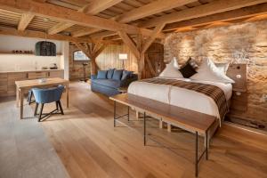 een slaapkamer met een bed, een bank en een tafel bij AlmRefugio in Neumarkt in der Oberpfalz