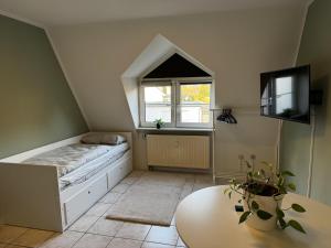 a small room with a bed and a window at 1-Zimmer Apartment Waldperle in Erftstadt