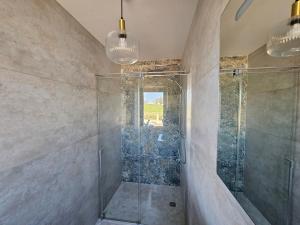 a bathroom with a shower and a glass shower stall at Gîte Le Granit des Champs in Mainsat +15 photos