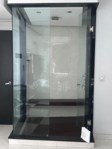 eine große Glasvitrine in einem Raum in der Unterkunft Auto Hotel Via Uno in Boca del Río