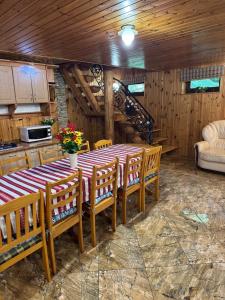a dining room with a table and some chairs at Бистриця in Chynadiyovo