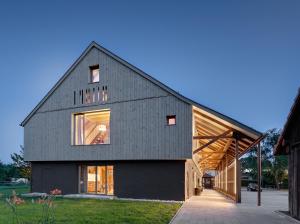 a barn house with a gambrel roof at AlmRefugio in Neumarkt in der Oberpfalz