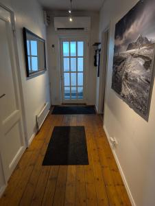 a hallway with a door and a rug on the floor at Björk City - Charmig lägenhet nära centrum in Pietarsaari
