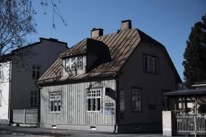 a black and white house with a gambrel roof at Björk Loft - Mysig vindsvåning nära centrum in Pietarsaari
