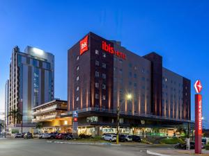 a building with a los angeles hotel sign on it at ibis Sao Luis in São Luís