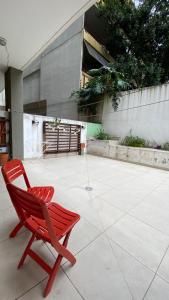 a red chair sitting in front of a building at PB-Súper dpto Morón centro in Morón