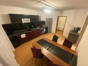 a kitchen with a table and chairs in a room at Wunderhaus am Goitzschesee in Bitterfeld