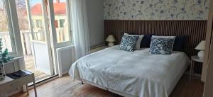 a bedroom with a bed with blue and white pillows at Nösundsgården Hotell & Vandrarhem in Nösund
