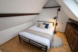 a bedroom with a bed in a attic at Maison paisible à Senlis in Senlis