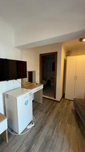 an empty living room with a television and a couch at Sarıyer Otel in Ula