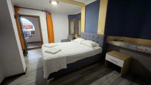 a bedroom with a large bed and a mirror at Sarıyer Otel in Ula