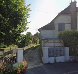 a house with a white fence and a driveway at Maison paisible à Senlis in Senlis